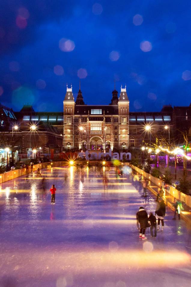 No inverno, o espelho dágua em frente ao Rijksmuseum transforma-se em pista de patinação no gel