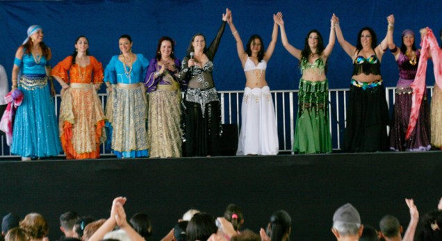 Companhia Souham Danças Árabes anima o público na Festa de Flores e Morangos de Atibaia, em São Paulo