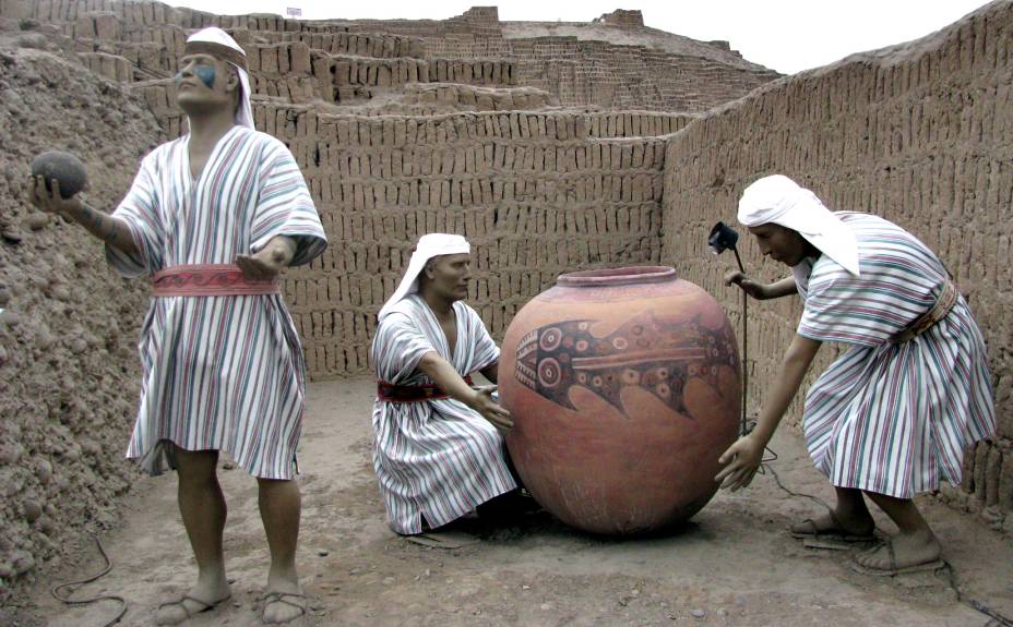Representação de um ritual lima: a figura do tubarão aparece no vaso cerimonial Representação de um ritual lima: a figura do tubarão aparece no vaso cerimonial