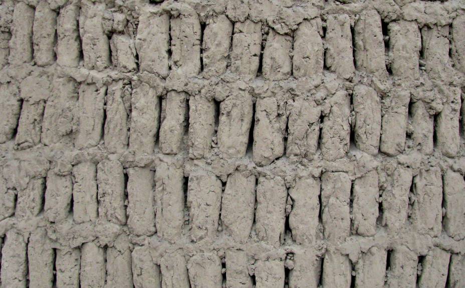 Detalhe de parede na Huaca Pucllana: técnica de construção, chamada de "librería", emprega milhares de tijolinhos de adobe dispostos como livros numa estante, mas com uma distância de um dedo entre eles, para evitar desmoronamento em caso de terremotos Detalhe de parede na Huaca Pucllana: técnica de construção, chamada de "librería", emprega milhares de tijolinhos de adobe dispostos como livros numa estante, mas com uma distância de um dedo entre eles, para evitar desmoronamento em caso de terremotos
