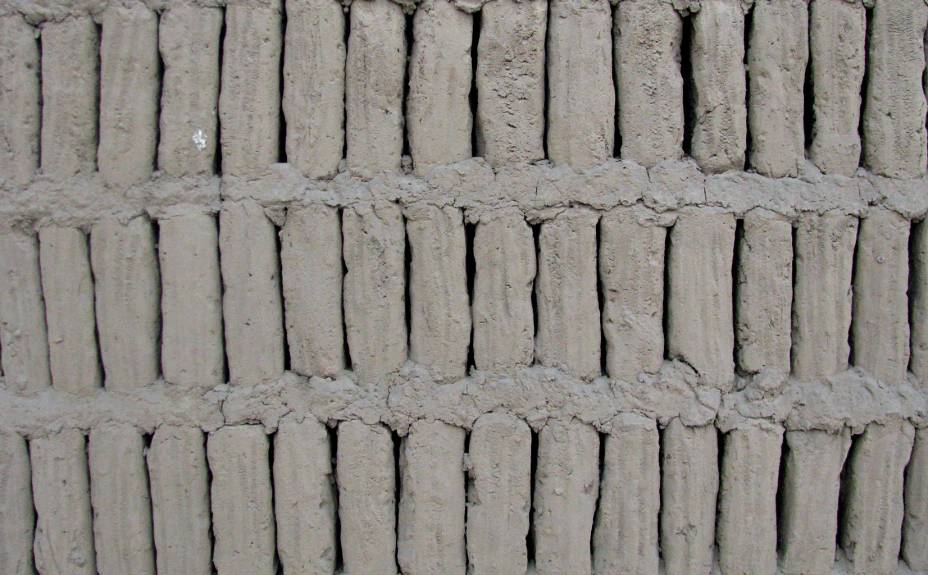 Detalhe de parede reconstituída na Huaca Pucllana: uso da técnica de construção antissísmica chamada de "librería", em que milhares de tijolinhos de adobe são dispostos como livros numa estante Detalhe de parede reconstituída na Huaca Pucllana: uso da técnica de construção antissísmica chamada de "librería", em que milhares de tijolinhos de adobe são dispostos como livros numa estante