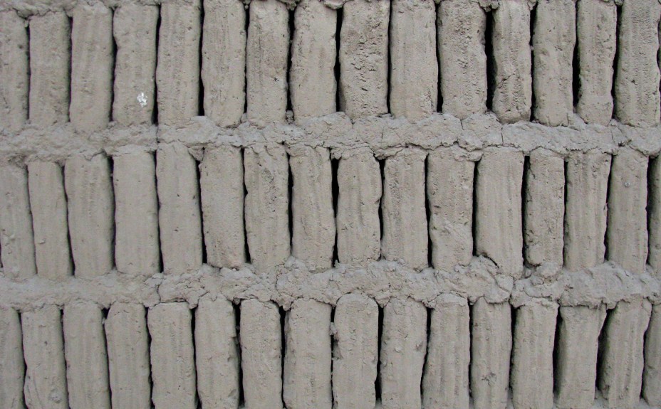 Detalhe de parede reconstituída na Huaca Pucllana: uso da técnica de construção antissísmica chamada de "librería", em que milhares de tijolinhos de adobe são dispostos como livros numa estante