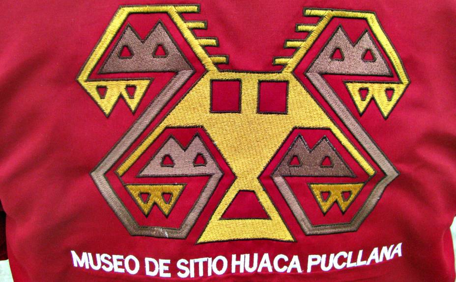 Símbolo da Huaca Pucllana estampado na jaqueta do guia Símbolo da Huaca Pucllana estampado na jaqueta do guia