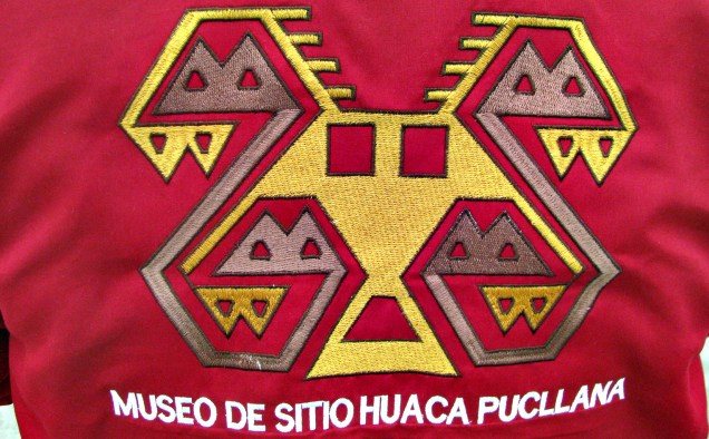 Símbolo da Huaca Pucllana estampado na jaqueta do guia