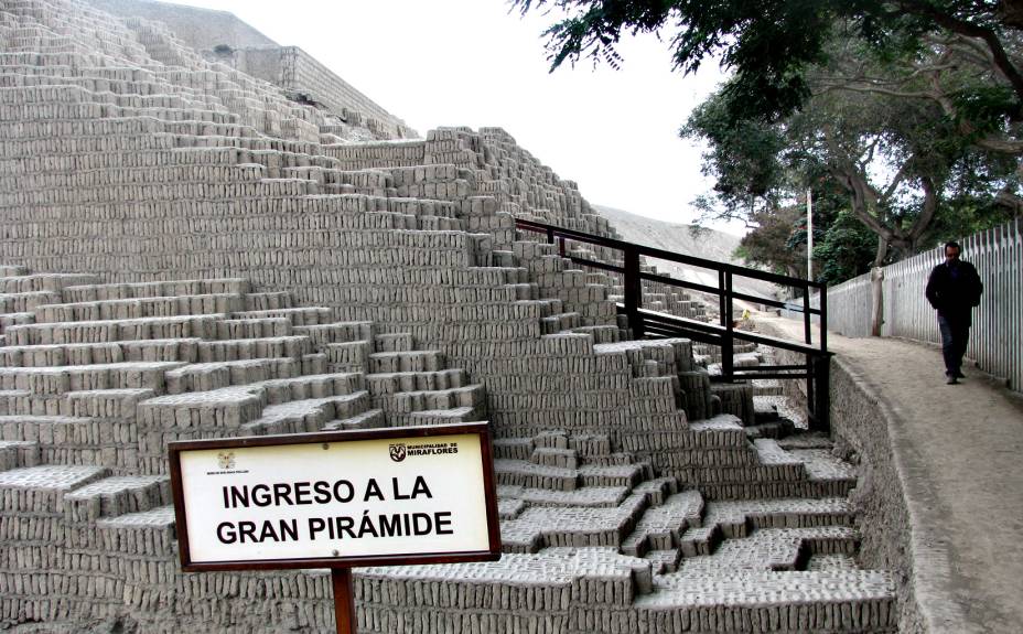 A grande pirâmide de Huaca Pucllana alcança 25 metros de altura, equivalente a um prédio de dez andares A grande pirâmide de Huaca Pucllana alcança 25 metros de altura, equivalente a um prédio de dez andares