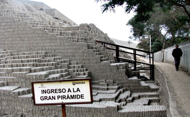 A grande pirâmide de Huaca Pucllana alcança 25 metros de altura, equivalente a um prédio de dez andares