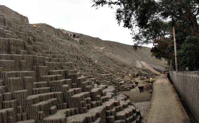 Localizado em Miraflores, distrito de Lima, Huaca Pucllana é considerado um dos mais importantes centros cerimoniais dos povos pré-hispânicos do país. O sítio arqueológico, que impressiona com sua construção piramidal, hoje serve como palco de shows e abriga um museu