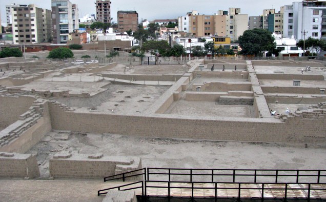Uma avenida foi aberta no meio do sítio arqueológico, em pleno bairro de Miraflores
