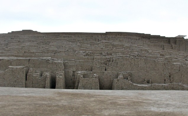 Vista lateral da grande pirâmide feita de milhares de tijolinhos de barro sobrepostos