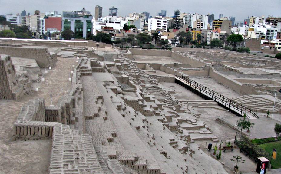Os prédios modernos de Miraflores (ao fundo) colorem o horizonte da grande pirâmide de Huaca Pucllana Os prédios modernos de Miraflores (ao fundo) colorem o horizonte da grande pirâmide de Huaca Pucllana