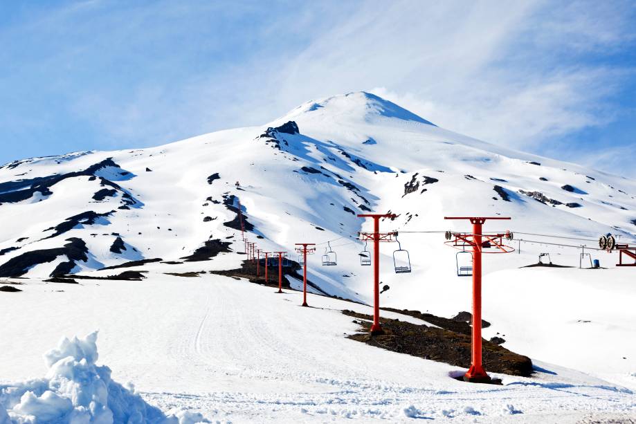 <strong><a href="https://viajeaqui.abril.com.br/cidades/chile-pucon" rel="Pucón" target="_blank">Pucón</a>, <a href="https://viajeaqui.abril.com.br/paises/chile" rel="Chile" target="_blank">Chile</a></strong>Mais conhecida pelas atrações de verão, Pucón não atrai tantos turistas nos meses frios. Apesar das erupções do Vulcão Villarrica terem moldado as pistas em forma de rampa (halfpipe), a estrutura oferecida para a prática de esportes de inverno não é tão boa. Os passeios destaques são as cavalgadas na neve e os mergulhos em piscinas naturais de águas vulcânicas <strong><a href="https://viajeaqui.abril.com.br/cidades/chile-pucon" rel="Pucón" target="_blank">Pucón</a>, <a href="https://viajeaqui.abril.com.br/paises/chile" rel="Chile" target="_blank">Chile</a></strong>Mais conhecida pelas atrações de verão, Pucón não atrai tantos turistas nos meses frios. Apesar das erupções do Vulcão Villarrica terem moldado as pistas em forma de rampa (halfpipe), a estrutura oferecida para a prática de esportes de inverno não é tão boa. Os passeios destaques são as cavalgadas na neve e os mergulhos em piscinas naturais de águas vulcânicas