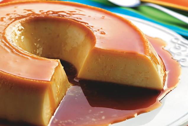 <strong>Pudim de Leite</strong><br /> O lento cozimento de leite com ovos é uma receita fácil e amplamente adotada mundo afora. Mas nada se compara ao feito por aqui, com aquela brilhante calda de caramelo que a colher talha com maciez. Favorito de crianças e adultos, é o amigo ideal das tardes esfomeadas <strong>Pudim de Leite</strong><br /> O lento cozimento de leite com ovos é uma receita fácil e amplamente adotada mundo afora. Mas nada se compara ao feito por aqui, com aquela brilhante calda de caramelo que a colher talha com maciez. Favorito de crianças e adultos, é o amigo ideal das tardes esfomeadas