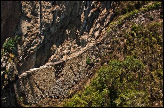 <strong>9. Ponte inca</strong>    Uma caminhada leve, de cerca de meia hora, leva a um vertiginoso ponto de acesso a Machu Picchu. É um passeio bem tranquilo, talvez o que registre o menor fluxo de turistas no local, e oferece como recompensa uma vista emocionante do desfiladeiro com o Rio Urubamba serpenteando ao fundo