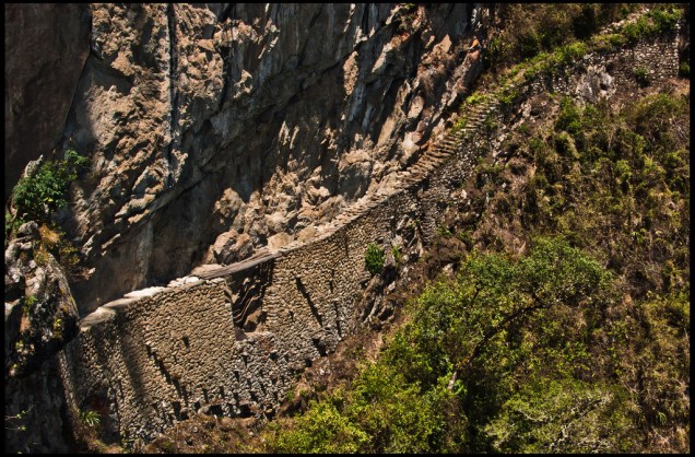 Uma caminhada leve, de cerca de meia hora, leva à denominada Ponte Inca, situada num vertiginoso ponto de acesso a Machu Picchu. É um passeio bem tranquilo, talvez o que registre o menor fluxo de turistas no local, e oferece como recompensa uma vista emocionante do desfiladeiro com o Rio Urubamba serpenteando ao fundo