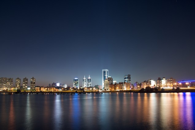 A foto vencedora, <em>Puerto del Buceo</em>, de Sebastián Díaz, traz as luzes e as cores da Rambla, em Montevidéu, refletidas nas águas calmas da foz do Rio da Prata com o Oceano Atlântico, a partir do porto da cidade A foto vencedora, <em>Puerto del Buceo</em>, de Sebastián Díaz, traz as luzes e as cores da Rambla, em Montevidéu, refletidas nas águas calmas da foz do Rio da Prata com o Oceano Atlântico, a partir do porto da cidade