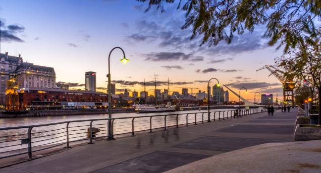 <strong>Puerto Madero</strong> Charmoso e moderno, o bairro merece um passeio por suas belas ruas, repletas de atrativos. É por aqui que se encontram alguns dos melhores hotéis, restaurantes e bares da cidade. Não à toa: ele é considerado um dos grandes pólos gastronômicos da capital <strong>Puerto Madero</strong> Charmoso e moderno, o bairro merece um passeio por suas belas ruas, repletas de atrativos. É por aqui que se encontram alguns dos melhores hotéis, restaurantes e bares da cidade. Não à toa: ele é considerado um dos grandes pólos gastronômicos da capital