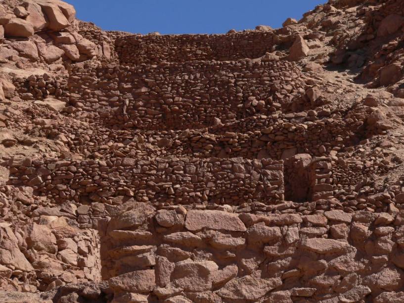 <strong>Pukara de Quitor – <a href="https://viajeaqui.abril.com.br/paises/chile" rel="Chile" target="_blank">Chile</a></strong>    Essa fortaleza de pedra construída pelos Incas fica a 3 km de <a href="https://viajeaqui.abril.com.br/cidades/chile-san-pedro-de-atacama" rel="San Pedro de Atacama" target="_blank">San Pedro de Atacama</a>, a principal cidade do norte do Chile. Nesse local foi realizada uma batalha entre indígenas atacameños e espanhóis. É possível chegar até as ruínas de carro, à pé ou bicicleta, partindo de San Pedro
