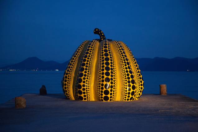 A escultura de abóbora de Yayoi Kusama foi projetada especificamente para o local. Ela é hoje o cartão-postal da ilha