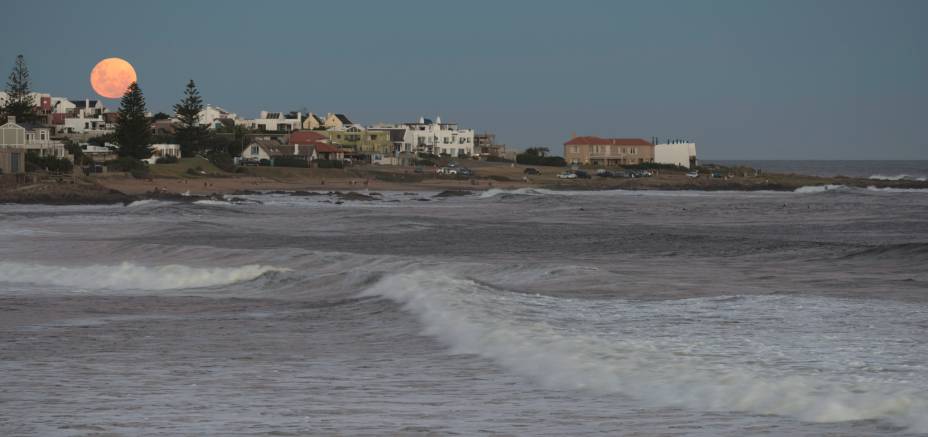 <strong>ANO-NOVO 5 NOITES </strong> Coincidente com o Réveillon, este pacote tem cinco noites no <a href="https://www.hotelajax.com.uy/" rel="Ajax" target="_blank">Ajax</a>, na Avenida Gorlero, a principal. Inclui city tour. <strong>QUANDO:</strong> Em 28 de dezembro <strong>QUEM LEVA:</strong> A <a href="https://bonvoyagetur.com.br" rel="Bon Voyage">Bon Voyage</a> <strong>QUANTO: </strong>US$ 1 086 (sem aéreo) <strong>ANO-NOVO 5 NOITES </strong> Coincidente com o Réveillon, este pacote tem cinco noites no <a href="https://www.hotelajax.com.uy/" rel="Ajax" target="_blank">Ajax</a>, na Avenida Gorlero, a principal. Inclui city tour. <strong>QUANDO:</strong> Em 28 de dezembro <strong>QUEM LEVA:</strong> A <a href="https://bonvoyagetur.com.br" rel="Bon Voyage">Bon Voyage</a> <strong>QUANTO: </strong>US$ 1 086 (sem aéreo)