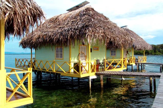 Os bangalôs do <a href="http://www.booking.com/hotel/pa/punta-caracol-acqua-lodge.pt-br.html?aid=332455&label=viagemabril-hoteisflutuantes" rel="Punta Caracol Acqua Lodge" target="_blank">Punta Caracol Acqua Lodge</a> ficam dentro da água, isolados como pequenas ilhas flutuantes