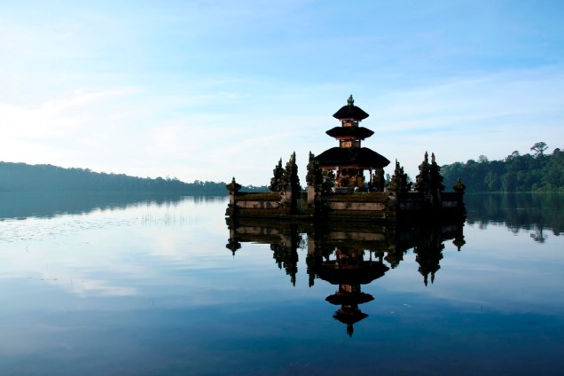 O templo hindu Pura Ulu Danu Bratan, no lago Bratan de Bali, é dedicado ao deus Shiva e foi construído no século 17