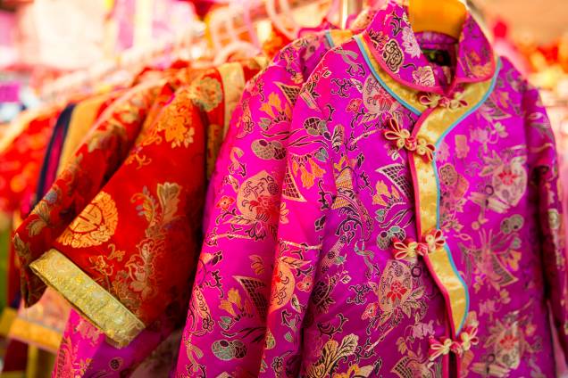 <strong>China: qípáo</strong> Também chamado de cheongsam, este vestido chinês foi criado, como é hoje, na década de 1920, em Shanghai, para as mulheres das classes altas usarem. Seu design teve influências ocidentais, como o jazz e a art decó. Com um ar um tanto misterioso, é uma vestimenta justa e com uma gola na diagonal que abraça e alonga o corpo <strong>China: qípáo</strong> Também chamado de cheongsam, este vestido chinês foi criado, como é hoje, na década de 1920, em Shanghai, para as mulheres das classes altas usarem. Seu design teve influências ocidentais, como o jazz e a art decó. Com um ar um tanto misterioso, é uma vestimenta justa e com uma gola na diagonal que abraça e alonga o corpo