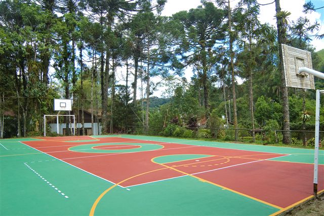 No hotel Bühler, em Visconde de Mauá, a área de lazer agrega piscinas, quadras e cinema