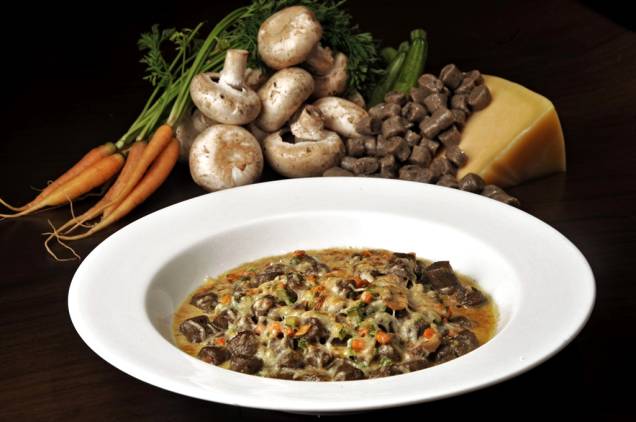 O restaurante<strong> <a href="https://viajeaqui.abril.com.br/estabelecimentos/br-rj-buzios-restaurante-quadrucci" rel="Quadrucci">Quadrucci</a></strong> preparou para o Festival Gastronômico de Búzios o nhoque de funghi gratinado com grana padano O restaurante<strong> <a href="https://viajeaqui.abril.com.br/estabelecimentos/br-rj-buzios-restaurante-quadrucci" rel="Quadrucci">Quadrucci</a></strong> preparou para o Festival Gastronômico de Búzios o nhoque de funghi gratinado com grana padano