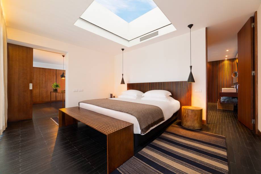 <strong>Design no parreiral</strong>Para curtir o Alentejo com conforto e estilo em meio à natureza, este pacote de quatro noites seleciona o <a href="https://www.l-andvineyards.com/pt/home/" rel="resort-butique L’and Vineyards" target="_blank">resort-butique L’and Vineyards</a> (foto), projeto contemporâneo com interior minimalista do arquiteto paulistano Marcio Kogan. A 15 minutos de Évora e cercado por videiras, o Land tem mordomias como um spa Caudalie com produtos à base de uva e vinho e um sistema de teto retrátil nos quartos que escancara o céu estrelado da região.<strong>Quando:</strong> até 31 de outubro<strong>Quem leva:</strong> <a href="https://teresaperez.com.br/" rel="Teresa Perez" target="_blank">Teresa Perez</a><strong>Quanto:</strong> € 1 192