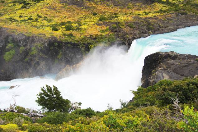 Do lado da <a href="https://viajeaqui.abril.com.br/cidades/ar-patagonia" rel="Patagônia" target="_blank">Patagônia</a> chilena, a floresta de <strong>Huilo-Huilo</strong> já ganhou o apelido de "encantada" pelos visitantes e moradores da região. Aqui, é possível encontrar vulcões nevados, rios, lagos, bosques e até cachoeiras - paisagens que destoam um pouco das geleiras e montanhas que marcam sua identidade Do lado da <a href="https://viajeaqui.abril.com.br/cidades/ar-patagonia" rel="Patagônia" target="_blank">Patagônia</a> chilena, a floresta de <strong>Huilo-Huilo</strong> já ganhou o apelido de "encantada" pelos visitantes e moradores da região. Aqui, é possível encontrar vulcões nevados, rios, lagos, bosques e até cachoeiras - paisagens que destoam um pouco das geleiras e montanhas que marcam sua identidade