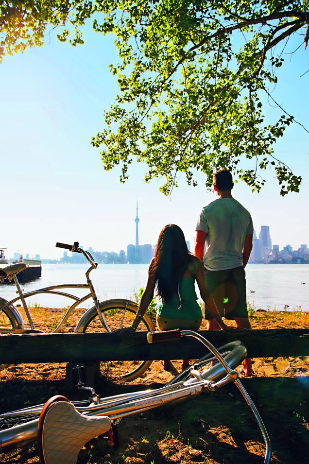 Em uma volta por <a href="https://viajeaqui.abril.com.br/cidades/canada-toronto" rel="Toronto" target="_blank">Toronto</a>, núcleo financeiro e descolex do país, dá pra almoçar no polonês, pegar uma praia de nudismo como a Hanlan’s Point, passear pelo “menor parque do mundo” (plantas enfiadas num carro parado no bairro <a href="https://www.kensington-market.ca/Default.asp?id=home&l=1" rel="Kensington Market" target="_blank">Kensington Market</a>) e jantar no grego. Que o diga a Queens Quay (foto), orla que costeia o Lago Ontário: as quatro pistas de carros caíram para duas, surgiram ciclovias e área para bondes, os deques e as calçadas foram ampliados e mais de 200 árvores foram plantadas. Mais: a moda de transformar regiões abandonadonas chegou ao The Junction, reconhecido pelo NY Times como o bairro mais elegante, elencando bares, cafés e música ao vivo. Outra boa novidade é o trem que em 25 minutos liga o aeroporto ao Centro Em uma volta por <a href="https://viajeaqui.abril.com.br/cidades/canada-toronto" rel="Toronto" target="_blank">Toronto</a>, núcleo financeiro e descolex do país, dá pra almoçar no polonês, pegar uma praia de nudismo como a Hanlan’s Point, passear pelo “menor parque do mundo” (plantas enfiadas num carro parado no bairro <a href="https://www.kensington-market.ca/Default.asp?id=home&l=1" rel="Kensington Market" target="_blank">Kensington Market</a>) e jantar no grego. Que o diga a Queens Quay (foto), orla que costeia o Lago Ontário: as quatro pistas de carros caíram para duas, surgiram ciclovias e área para bondes, os deques e as calçadas foram ampliados e mais de 200 árvores foram plantadas. Mais: a moda de transformar regiões abandonadonas chegou ao The Junction, reconhecido pelo NY Times como o bairro mais elegante, elencando bares, cafés e música ao vivo. Outra boa novidade é o trem que em 25 minutos liga o aeroporto ao Centro