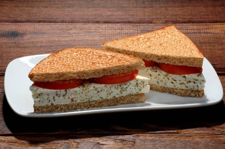 Queijo de minas com tomate e orégano no pão de forma tostado do Bibi Sucos, no Rio de Janeiro