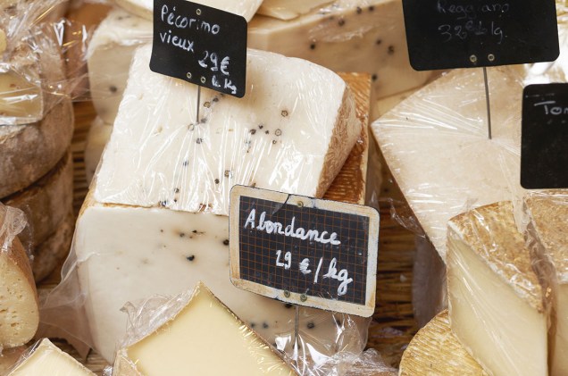 Impossível resistir a dois ou três tipos de queijo no mercado de rua de Aix-en-Provence Impossível resistir a dois ou três tipos de queijo no mercado de rua de Aix-en-Provence