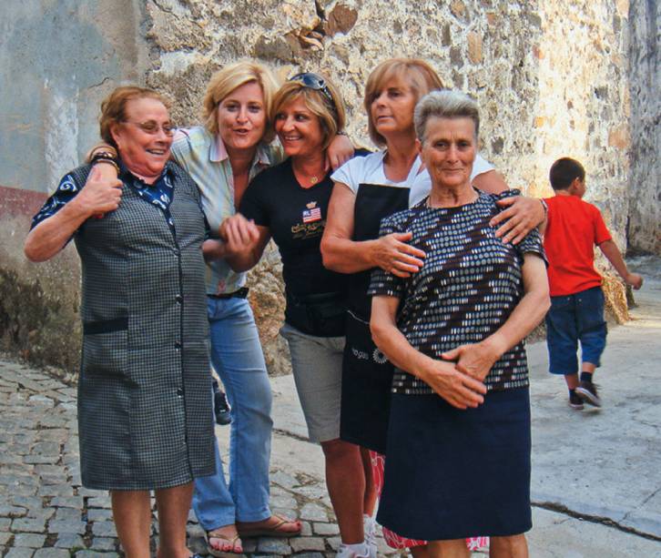 “Voltei à minha cidade natal, a freguesia de <strong>Queimada</strong>, na região de Viseu, em Portugal, depois de 25 anos. Foi uma grande emoção rever as minhas amigas e parentes depois desse tempão.” — <strong>Eduarda Turco</strong> (de calça jeans), São Paulo, SP “Voltei à minha cidade natal, a freguesia de <strong>Queimada</strong>, na região de Viseu, em Portugal, depois de 25 anos. Foi uma grande emoção rever as minhas amigas e parentes depois desse tempão.” — <strong>Eduarda Turco</strong> (de calça jeans), São Paulo, SP