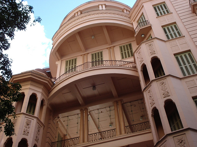  <strong>Casa de Cultura Mário Quintana </strong>Decadente, o hotel Majestic – o mais luxuoso de Porto Alegre no início do século 20 – já estava prestes a fechar as portas quando hospedou Mário Quintana, de 1968 a 1980. Restaurado, o prédio exibe, em seus sete andares, acervos sobre o poeta (com a reprodução do quarto onde ele viveu) e sobre a cantora Elis Regina. Há também exposições temporárias e cinema. O jardim do quinto andar e o café, no sétimo, também devem fazer parte da visita.