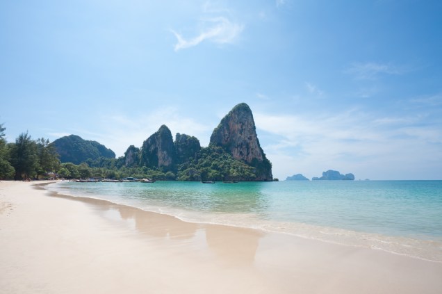 <strong>Railay Beach, <a href="https://viajeaqui.abril.com.br/paises/tailandia" rel="Tailândia" target="_self">Tailândia</a></strong>A praia é rodeada por grandes rochas. De dentro do mar, há um trecho que conduz até uma caverna. Nada assustador, já que será preciso adentrar em um mar de cor esverdeada para chegar lá<em><a href="https://www.booking.com/city/th/railay-beach.pt-br.html?aid=332455&label=viagemabril-praias-da-malasia-tailandia-indonesia-e-filipinas" rel="Veja preços de hotéis na Praia de Railay no Booking.com" target="_blank">Veja preços de hotéis na Praia de Railay no Booking.com</a></em>