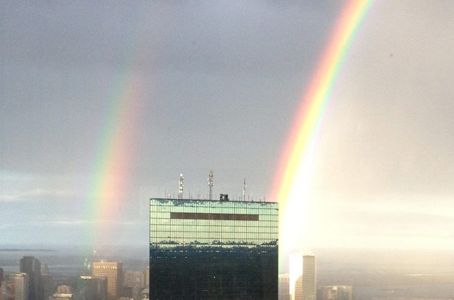 Se você estiver num dia de sorte, poderá presenciar a vista de arco-íris duplos como o da foto