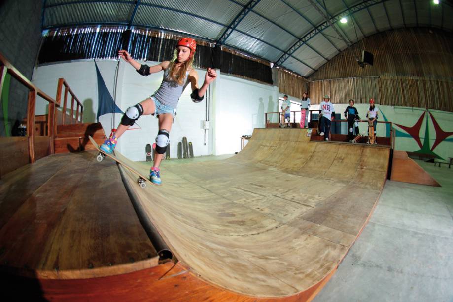 <strong>Nosso Recanto Acampamentos - Sapucaí Mirim, MG</strong>Com duas unidades, o Nosso Recanto (NR) fica na cidade de Sapucaí Mirim, em Minas Gerais, próxima de Campos do Jordão, em São Paulo. A unidade 1 é dedicada às crianças e a 2, aos jovens. O mês de julho reserva um frio intenso na região, principalmente à noite, mas a diversão não é atrapalhada por isso.<br /><br />Entre as principais atrações no período das férias estão o Magrão Skate Camp, em que o skatista Magrão ensina a criançada a andar de skate, nas duas unidades. O Hover Board, uma espécie de balanço em que a pessoas fica em pé, é outra brincadeira famosa do Nosso Recanto. Além disso, gincanas são promovidas nas duas unidades, que aproveitam os campos de futebol, as quadras, as piscinas aquecidas, passeios à cavalo, festas temáticas, entre outros.<br /><br />Pacotes:<br />O NR tem cinco opções de temporada. A primeira é uma promoção, de 2 a 8 de julho, por R$ 1.972, para todas as idades. De 9 a 15 de julho e de 16 a 22 julho, são duas temporadas para crianças de 5 a 10 anos, por R$ 2.145 e duas para jovens de 11 a 16 anos, dos dias 9 a 22 de julho e de 2 a 22 de julho, por R$ 3.608 e R$ 4.510, respectivamente. Todos os valores podem ser parcelados em seis vezes, com acréscimo de juros.<br /><br />Mais informações:<br />Telefone: (11) 5090-7419<br />E-mail: <a href="https://contato@nr.com.br" rel="contato@nr.com.br" target="_blank">contato@nr.com.br</a><br />Site: <a href="https://www.nr.com.br" rel="www.nr.com.br" target="_blank">www.nr.com.br</a> <strong>Nosso Recanto Acampamentos - Sapucaí Mirim, MG</strong>Com duas unidades, o Nosso Recanto (NR) fica na cidade de Sapucaí Mirim, em Minas Gerais, próxima de Campos do Jordão, em São Paulo. A unidade 1 é dedicada às crianças e a 2, aos jovens. O mês de julho reserva um frio intenso na região, principalmente à noite, mas a diversão não é atrapalhada por isso.<br /><br />Entre as principais atrações no período das férias estão o Magrão Skate Camp, em que o skatista Magrão ensina a criançada a andar de skate, nas duas unidades. O Hover Board, uma espécie de balanço em que a pessoas fica em pé, é outra brincadeira famosa do Nosso Recanto. Além disso, gincanas são promovidas nas duas unidades, que aproveitam os campos de futebol, as quadras, as piscinas aquecidas, passeios à cavalo, festas temáticas, entre outros.<br /><br />Pacotes:<br />O NR tem cinco opções de temporada. A primeira é uma promoção, de 2 a 8 de julho, por R$ 1.972, para todas as idades. De 9 a 15 de julho e de 16 a 22 julho, são duas temporadas para crianças de 5 a 10 anos, por R$ 2.145 e duas para jovens de 11 a 16 anos, dos dias 9 a 22 de julho e de 2 a 22 de julho, por R$ 3.608 e R$ 4.510, respectivamente. Todos os valores podem ser parcelados em seis vezes, com acréscimo de juros.<br /><br />Mais informações:<br />Telefone: (11) 5090-7419<br />E-mail: <a href="https://contato@nr.com.br" rel="contato@nr.com.br" target="_blank">contato@nr.com.br</a><br />Site: <a href="https://www.nr.com.br" rel="www.nr.com.br" target="_blank">www.nr.com.br</a>