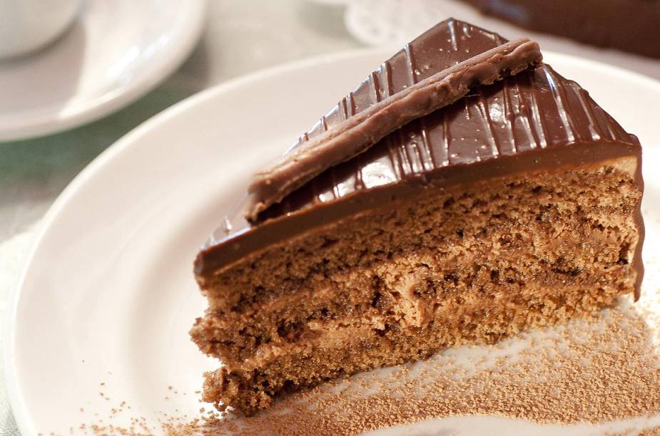 Entre as delícias do cardápio, o bolo coberto de ganache de chocolate