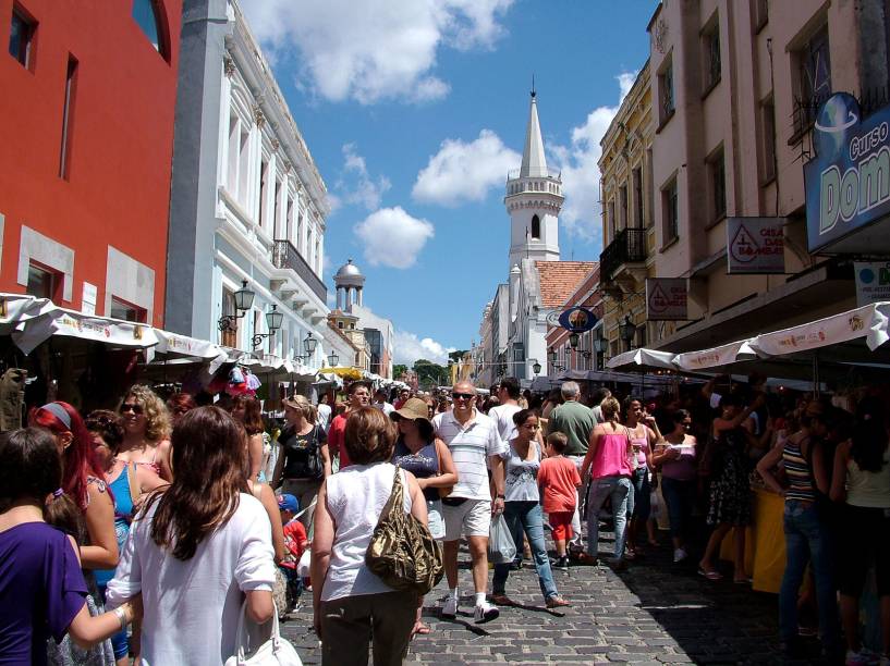 <strong><a href="https://viajeaqui.abril.com.br/estabelecimentos/br-pr-curitiba-atracao-feira-do-largo-da-ordem" rel="Feira do Largo da Ordem">Feira do Largo da Ordem</a>: </strong>é uma das maiores do país, com centenas de barraquinhas de artesanato e antiguidades enfileiradas da Praça Garibaldi até a rua Barão do Serro Azul <strong><a href="https://viajeaqui.abril.com.br/estabelecimentos/br-pr-curitiba-atracao-feira-do-largo-da-ordem" rel="Feira do Largo da Ordem">Feira do Largo da Ordem</a>: </strong>é uma das maiores do país, com centenas de barraquinhas de artesanato e antiguidades enfileiradas da Praça Garibaldi até a rua Barão do Serro Azul
