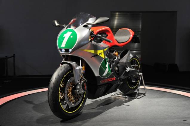 Com cara agressiva, freios Brembo, rodas aro 17 e porte de super-esportiva de 250 cc, a RC-E já chamaria a atenção dos amantes do motociclismo, mas sua característica mais marcante é o motor elétrico desenvolvido pela Honda, o mais marcante passo da montadora neste mercado Com cara agressiva, freios Brembo, rodas aro 17 e porte de super-esportiva de 250 cc, a RC-E já chamaria a atenção dos amantes do motociclismo, mas sua característica mais marcante é o motor elétrico desenvolvido pela Honda, o mais marcante passo da montadora neste mercado