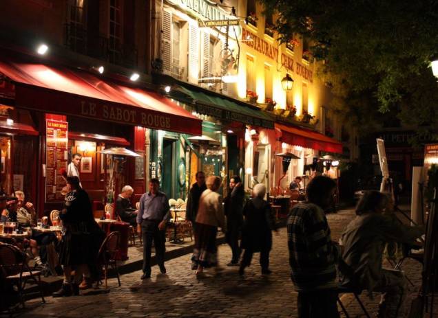 A praça du Tertre, em Montmartre, é considerada uma das maiores armadilhas de turista em Paris. Seus simpáticos bistrôs, atmosfera alegre e artistas de rua hipnotizam até alguns viajantes bem rodados. A praça du Tertre, em Montmartre, é considerada uma das maiores armadilhas de turista em Paris. Seus simpáticos bistrôs, atmosfera alegre e artistas de rua hipnotizam até alguns viajantes bem rodados.