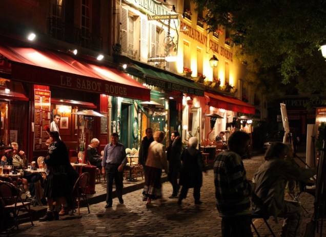 A praça du Tertre, em Montmartre, é considerada uma das maiores armadilhas de turista em Paris. Seus simpáticos bistrôs, atmosfera alegre e artistas de rua hipnotizam até alguns viajantes bem rodados.
