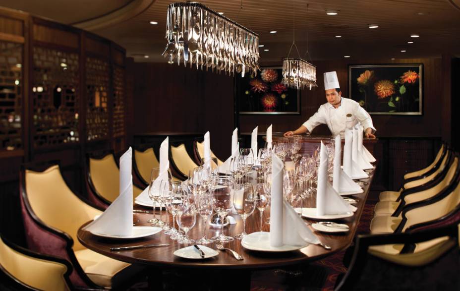 Restaurante do navio de cruzeiros Splendour of the Seas, da companhia Royal Caribbean International.