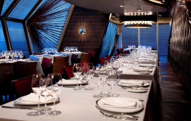 Restaurante do navio de cruzeiros Splendour of the Seas, da companhia Royal Caribbean International.