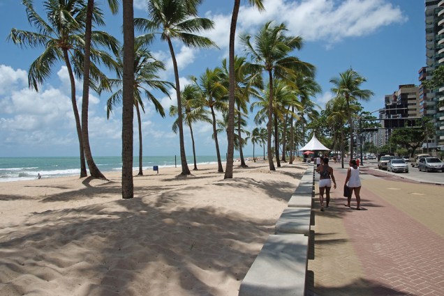A <a href="https://viajeaqui.abril.com.br/estabelecimentos/br-pe-recife-atracao-praia-boa-viagem" rel="praia de Boa Viagem" target="_blank">praia de Boa Viagem</a>, no <a href="https://viajeaqui.abril.com.br/cidades/br-pe-recife" rel="Recife" target="_blank">Recife</a>, tem um calçadão de 9 quilômetros, com ciclovia e quiosques