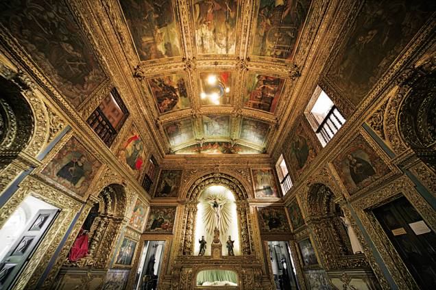 A linda Capela Dourada, com altar e teto de cedro folheados a ouro, está entre as atrações mais visitadas no centro histórico