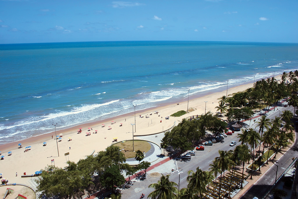 A Praia de Boa Viagem tem 9 km de calçadão com ciclovia e quiosques