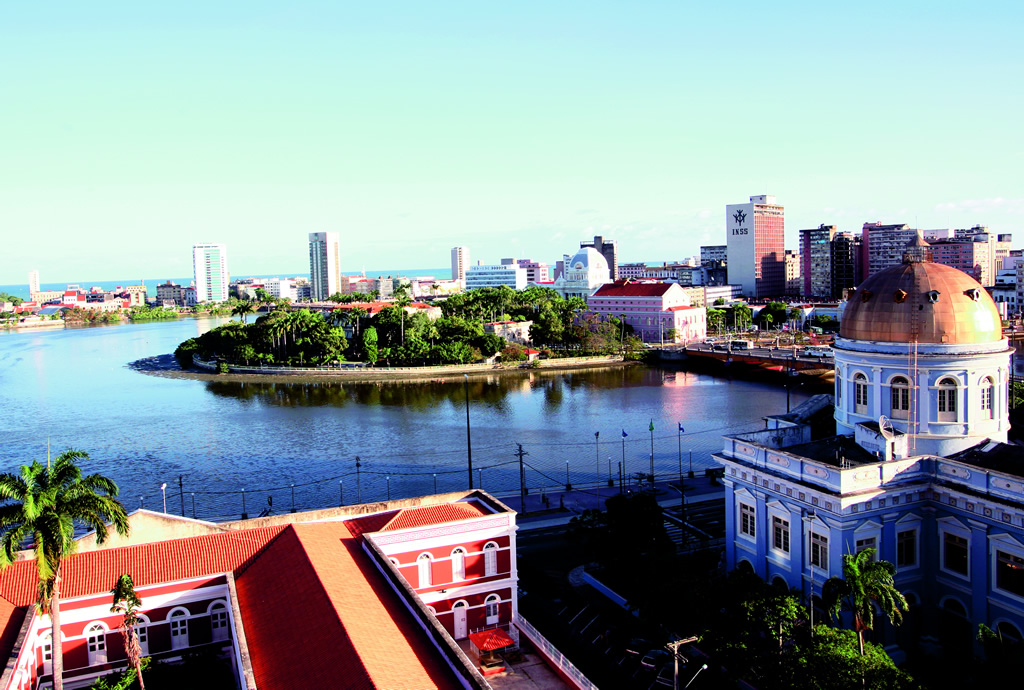 A paisagem urbana de Recife é cortada por rios e pontes e adornada por fortes e igrejas que revelam a mistura dos domínios português e holandês no século 17