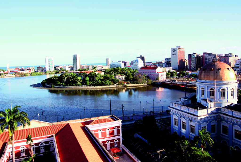 A paisagem urbana de Recife é cortada por rios e pontes e adornada por fortes e igrejas que revelam a mistura dos domínios português e holandês no século 17 A paisagem urbana de Recife é cortada por rios e pontes e adornada por fortes e igrejas que revelam a mistura dos domínios português e holandês no século 17